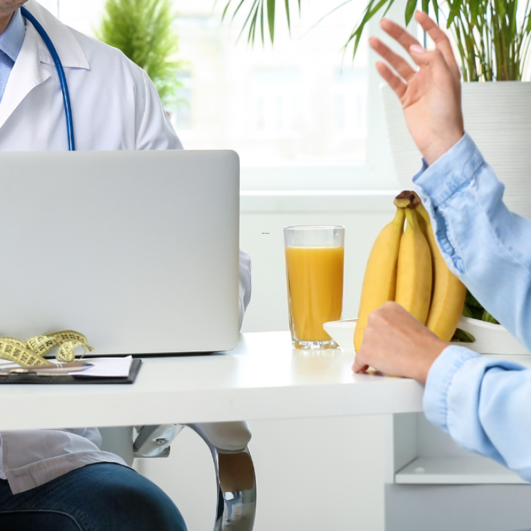 doctor and client discussing coolsculpting vs emsculpt