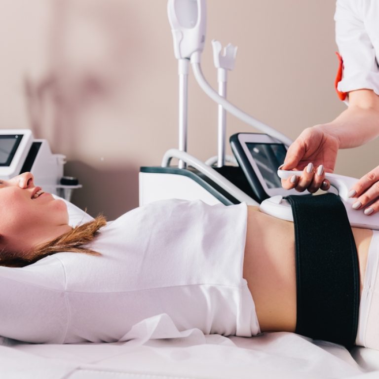woman getting a nonsurgical mommy makeover in Northern Virginia